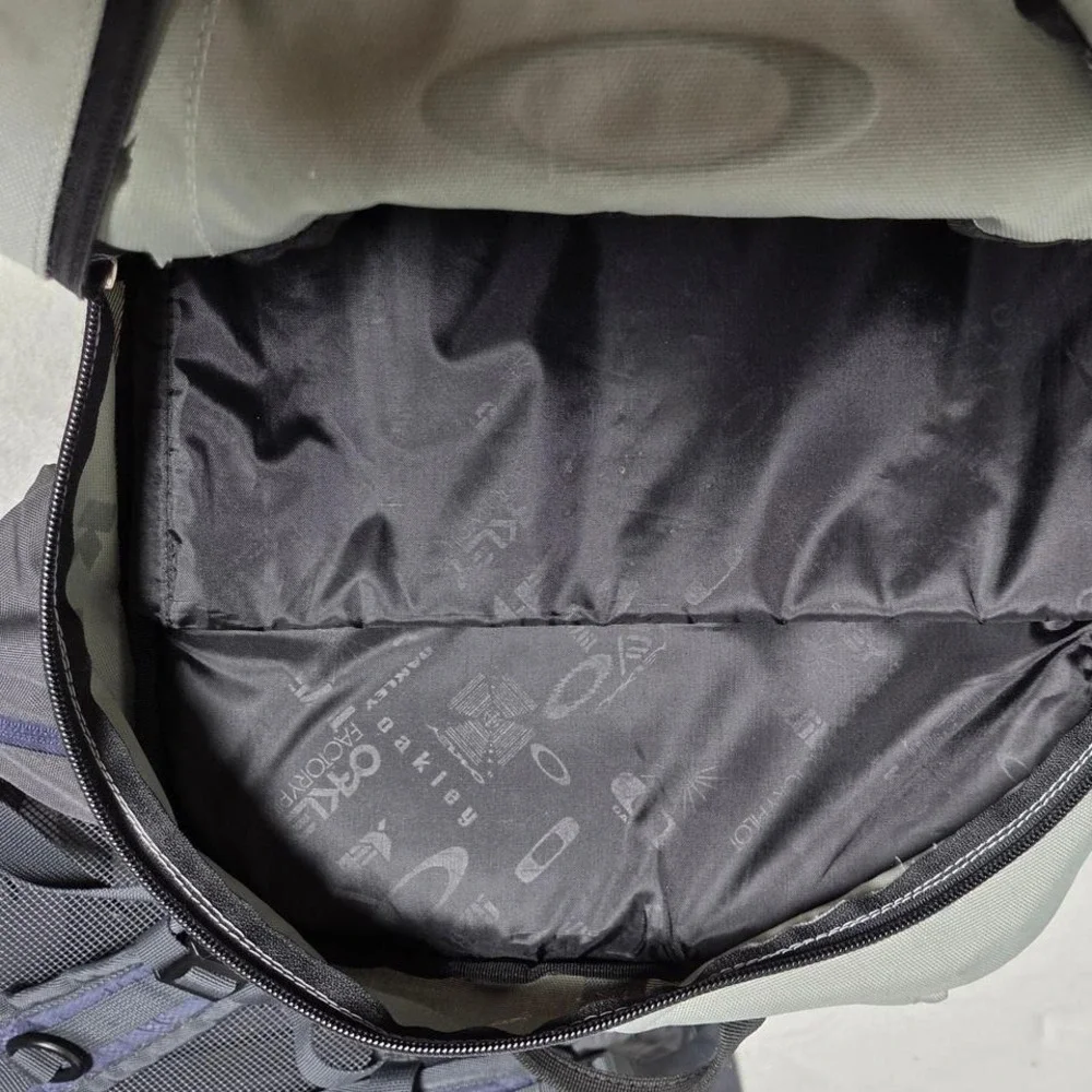 2013 Oakley 3 Pocket Tactical Backpack Gray 20x15x7‎